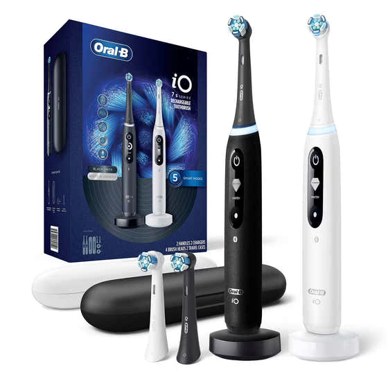 Oral-B iO Series 7 Electric Toothbrush, 2 pk., 4 Brush Heads, Black and White | Oral-B - Value pack